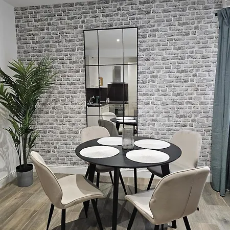 Promenade I - Modern 2br With Balcony Apartment