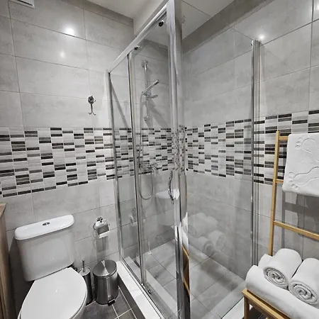 Promenade I - Modern 2br With Balcony Apartment