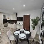 Promenade I - 1min To Seafront 아파트 *